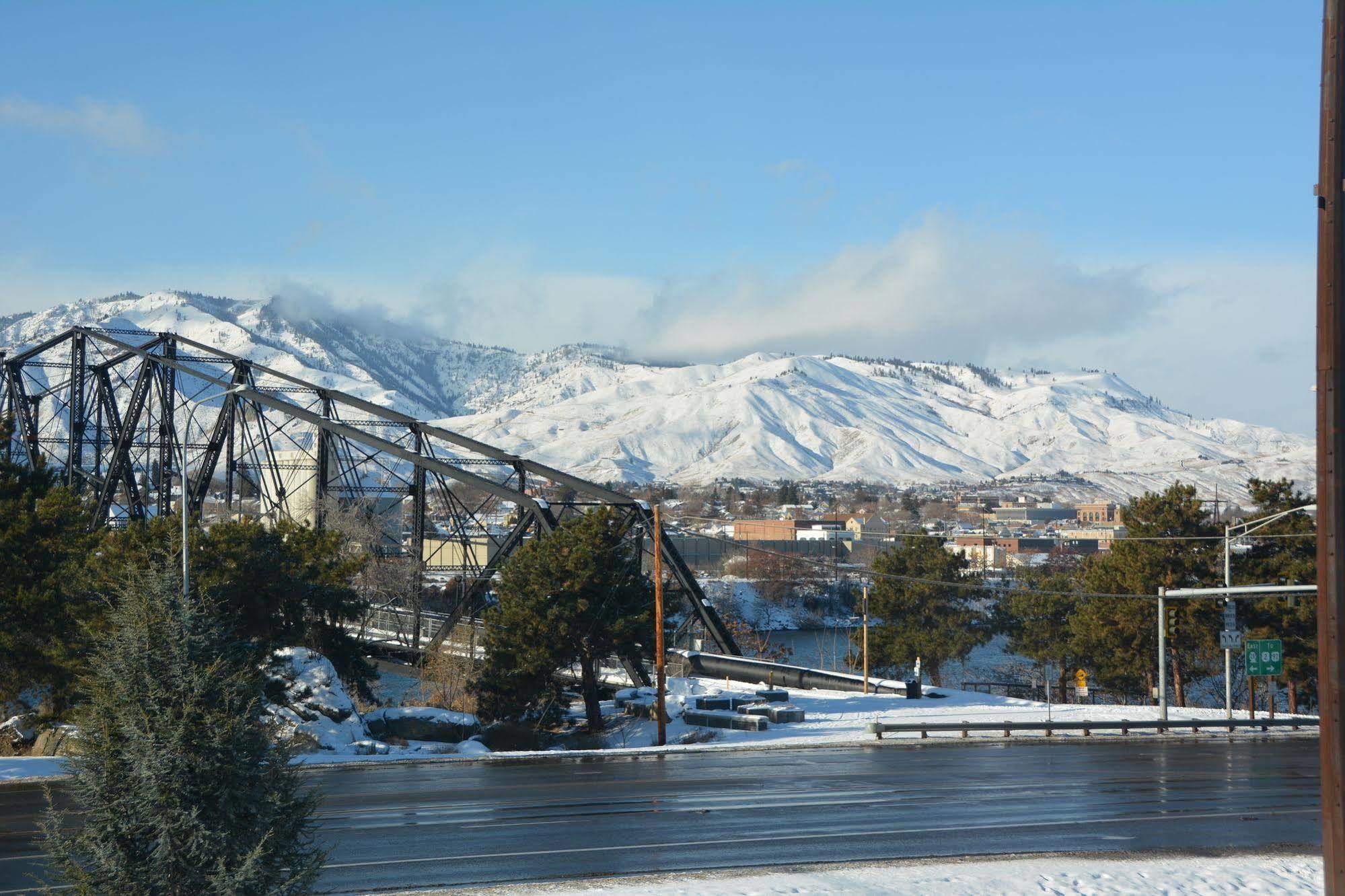 Cedars Inn Wenatchee Exterior photo